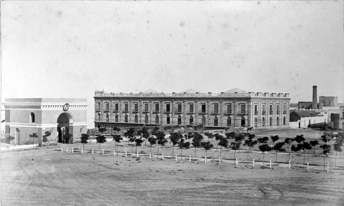 Gebäude der nationalen Steuerverwaltung neben dem Standort der alten Festung