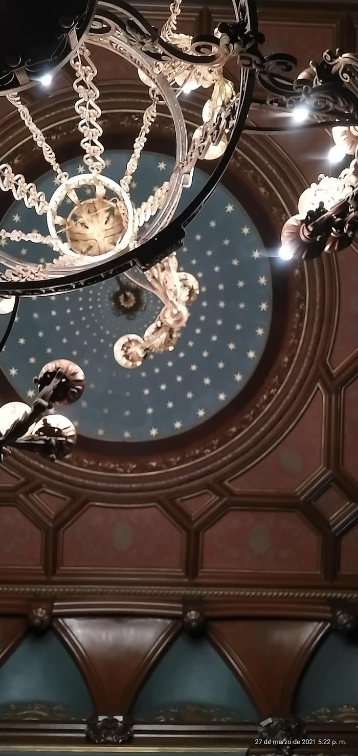 Kronleuchter aus Bronze und Kristall in einem Saal des Palacio Paz