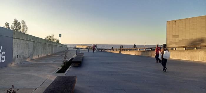 Sonnenuntergang im Parque de la Memoria am Río de la Plata