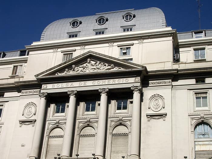 Otra vista del edificio de la Bolsa de Comercio