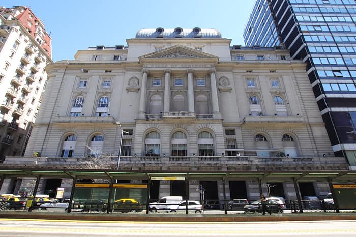 Vista del edificio de la bolsa de Buenos Aires desde la calle