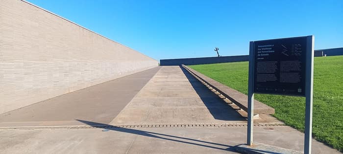 Weiteres Schild zum Denkmal für die Opfer des Staatsterrorismus