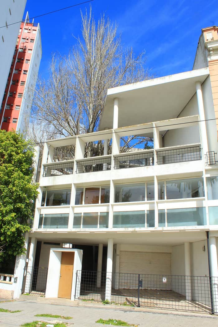 Fachada de la Casa Curutchet, obra de Le Corbusier en La Plata