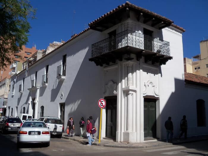 Corner of the Marquis of Sobremonte's house, without a bevelled corner, with a corner balcony