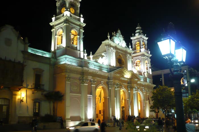 Cattedrale di Salta davanti a Plaza 9 de Julio