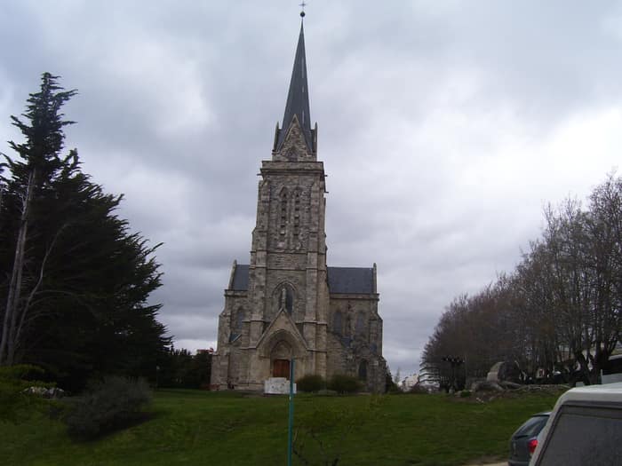 La catedral de Bariloche entre los jardines