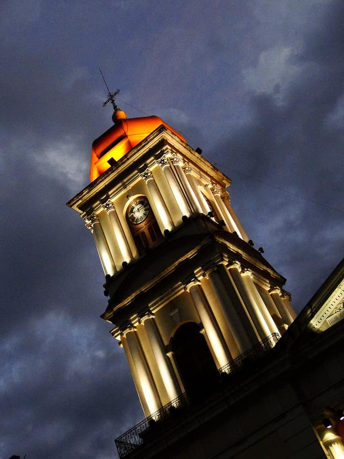 A catedral de San Miguel de Tucumán vista da praça