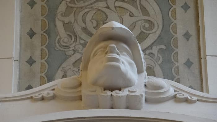 Escultura de un centinela en la Galería Güemes