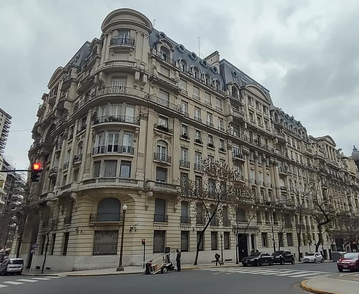 Edificio de la esquina de Juncal y Esmeralda, el Palacio Estrugamou