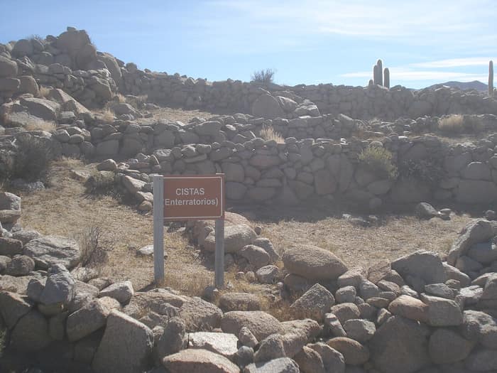 Sepulturas no sítio arqueológico de Tastil