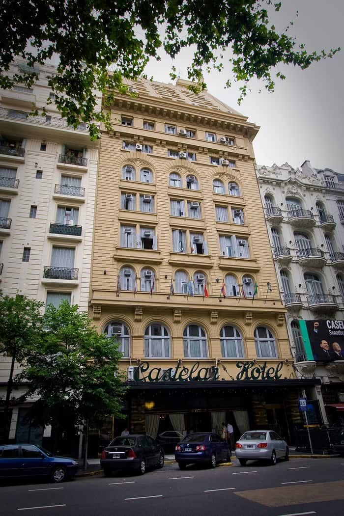 Fachada del Hotel Castelar sobre la avenida de Mayo, en Buenos Aires