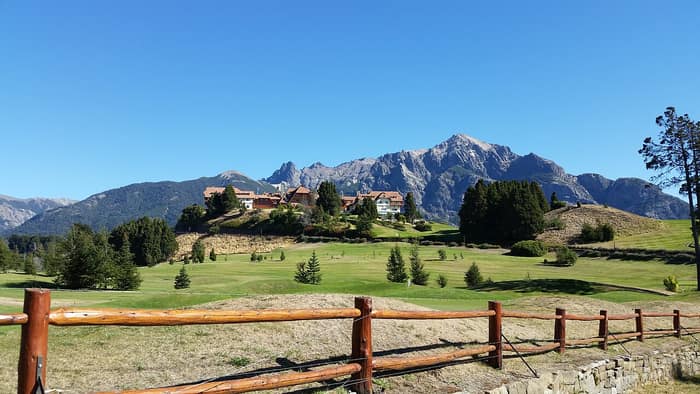 Fachada del Hotel Llao Llao y su entorno
