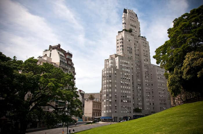 El Edificio Kavanagh, torre de departamentos de Retiro frente a la Plaza San Martín