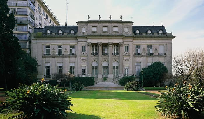 Fachada del Palacio Bosch, residencia del embajador de los Estados Unidos en Buenos Aires