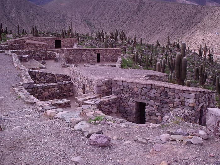 Vista del Pucará de Tilcara sobre su morro, en la Quebrada de Humahuaca