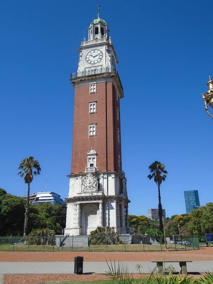 Vista de la Torre Monumental, la antigua Torre de los Ingleses, en Retiro
